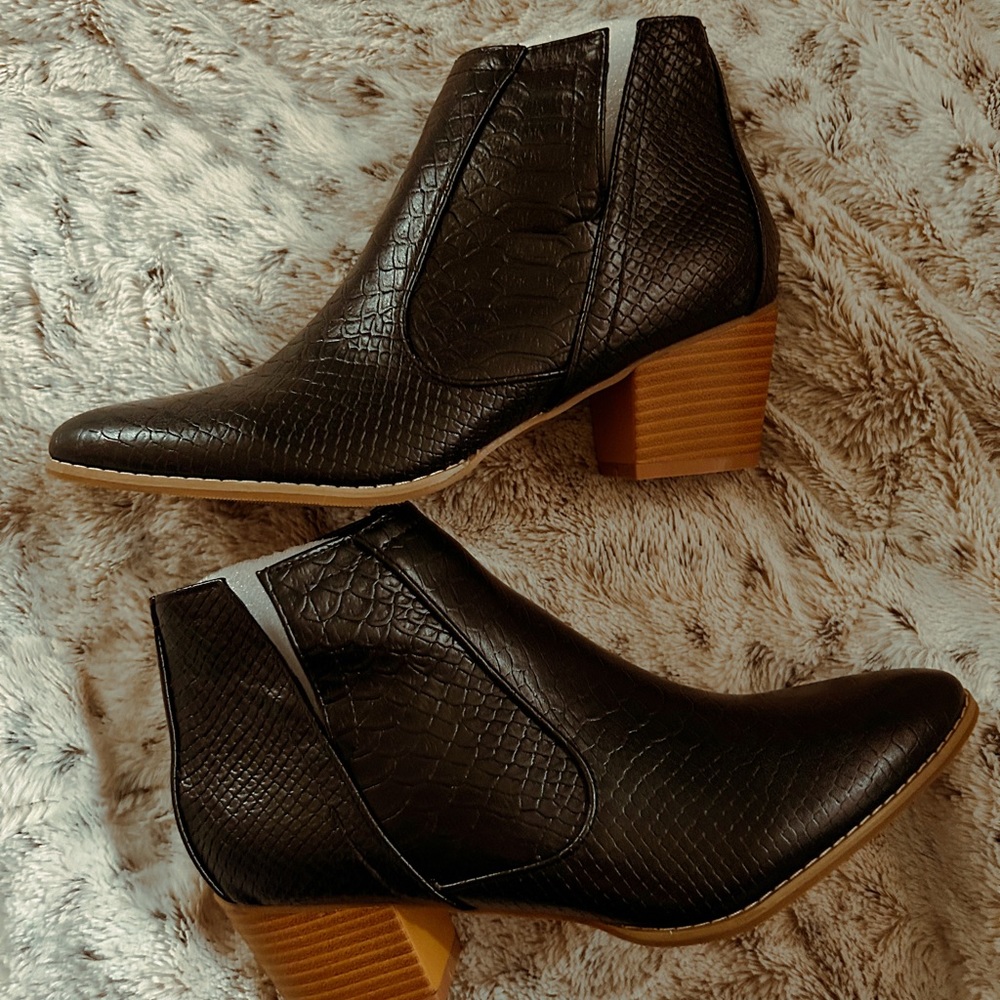 Leather snakeskin boots